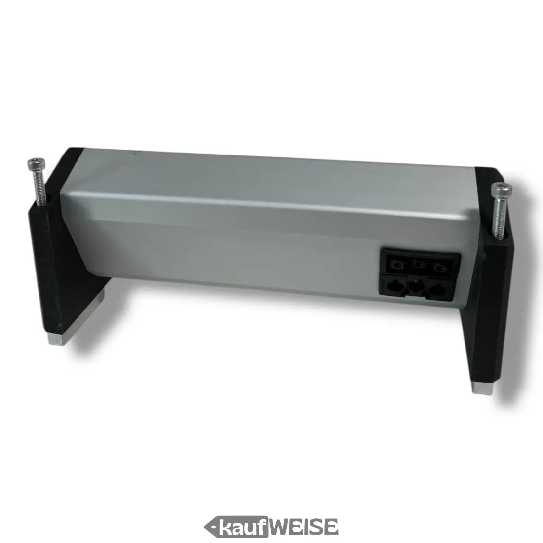 Silbernes rechteckiges Batterypack mit schwarzen Halterungen und Anschlüssen