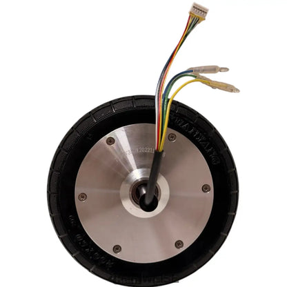 Silberner E-Scooter-Nabenmotor 36V 350W mit schwarzem Vollgummireifen und bunten Kabeln