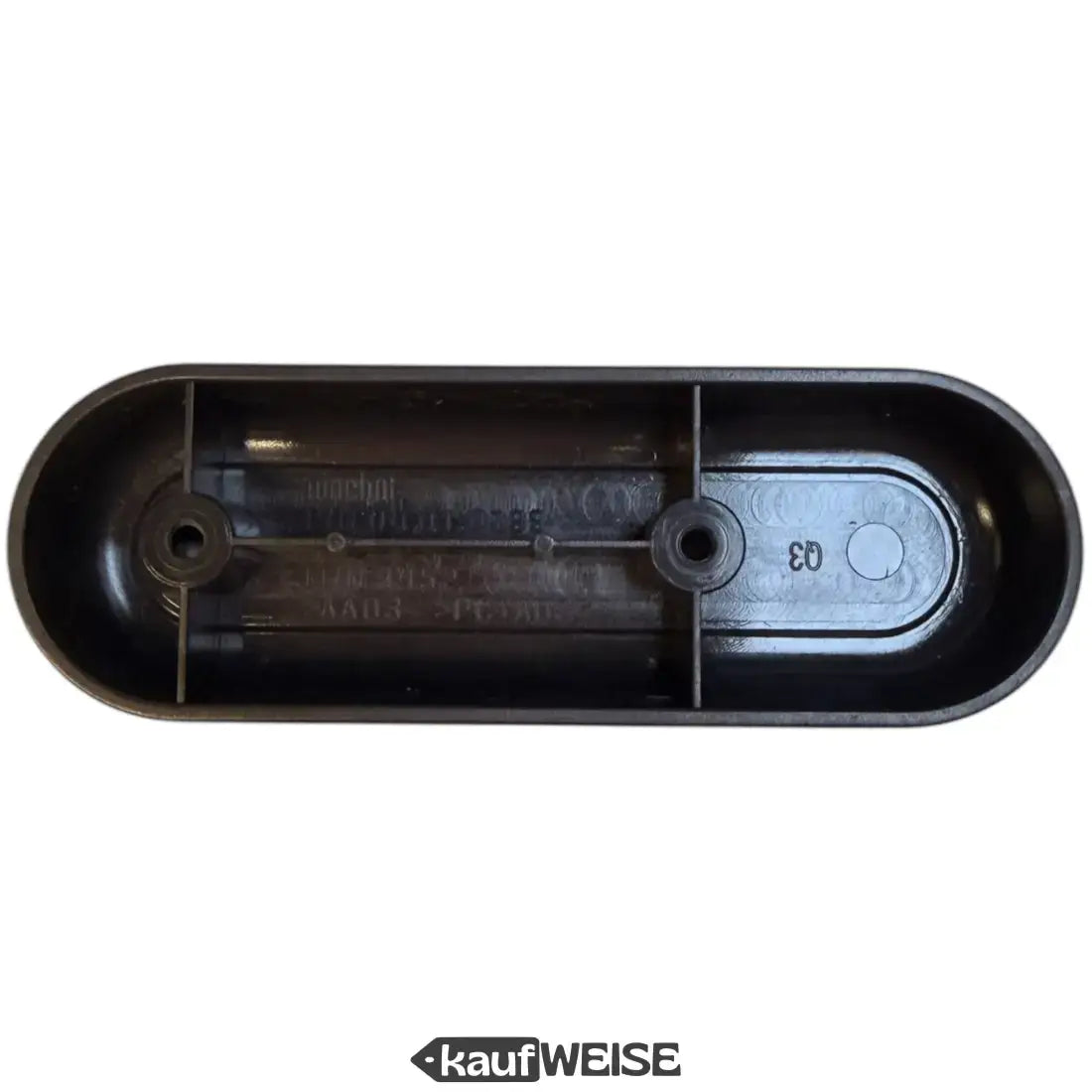 Schwarzer Kunststoff-Batteriedeckel mit Formstruktur und Prägungen