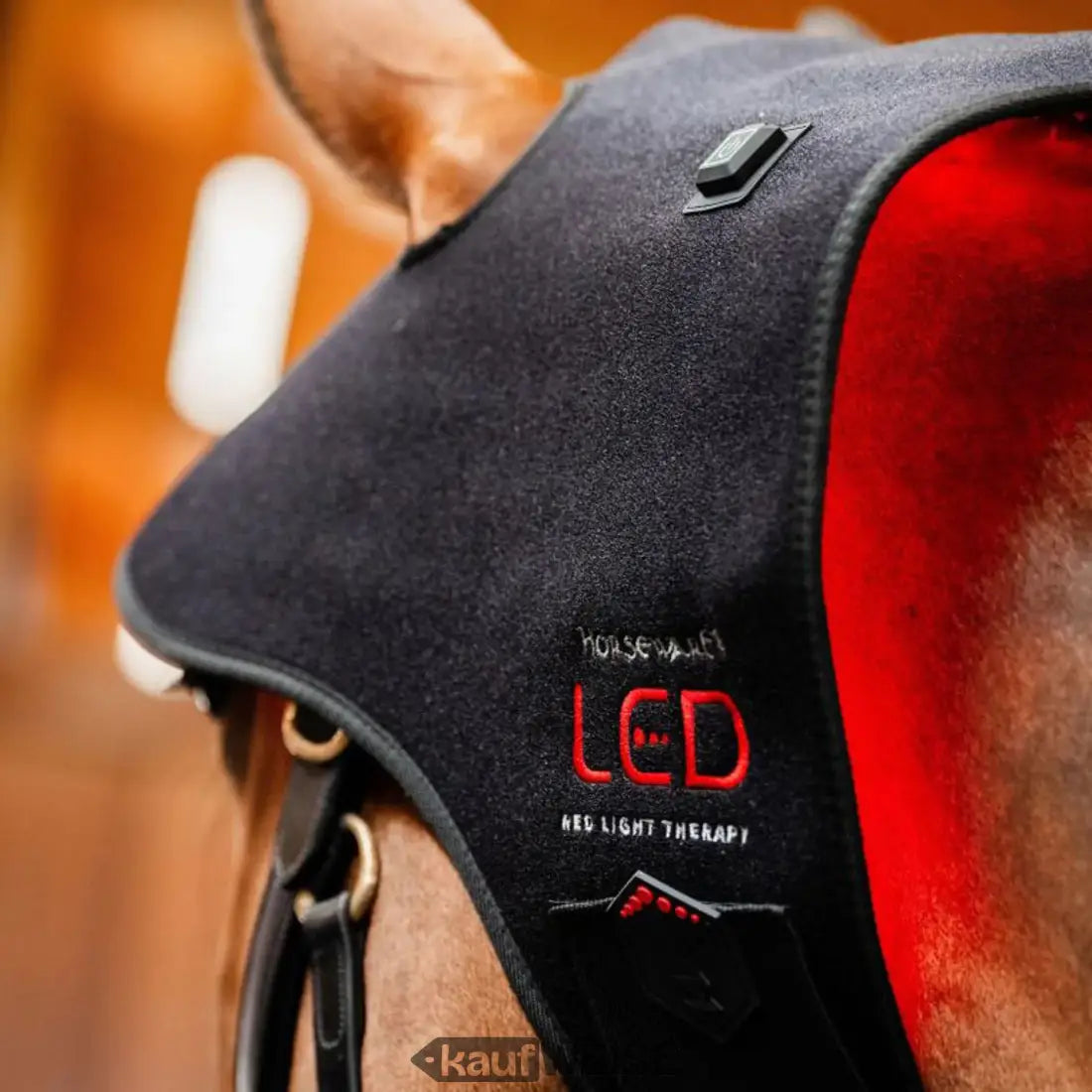 Schwarzer Filz-Genickschoner mit roter LED-Therapie und Horseware-Branding